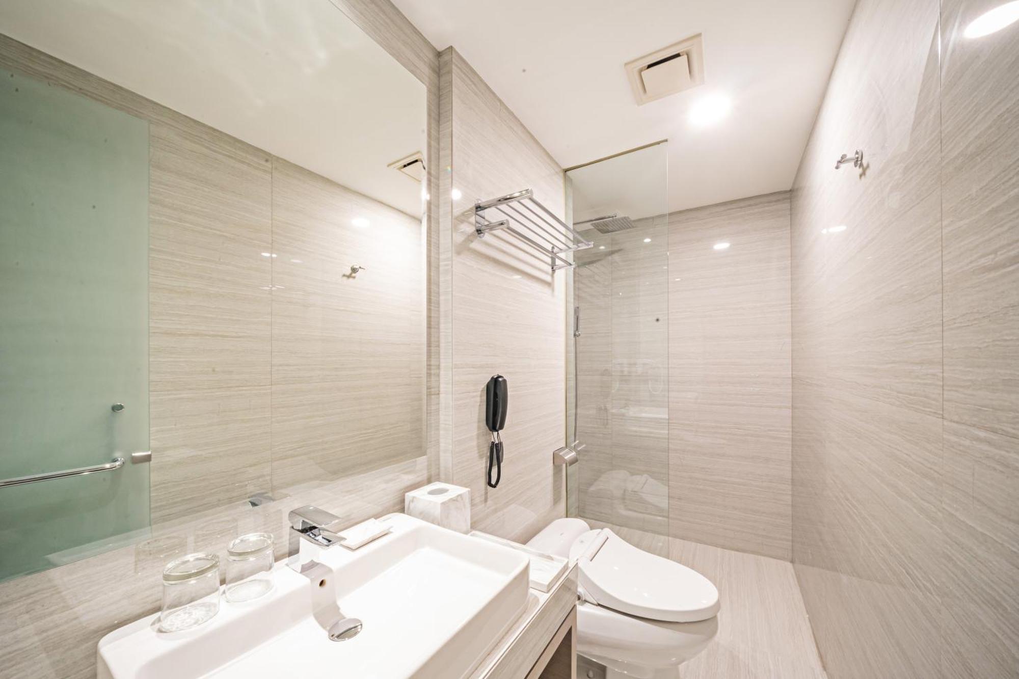 Platinum Hotel Tunjungan Surabaya Exterior photo